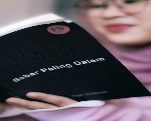 Membaca buku dan bersantai sejenak