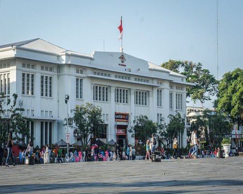 Aktivitas di kantor dan perjalanan pulang